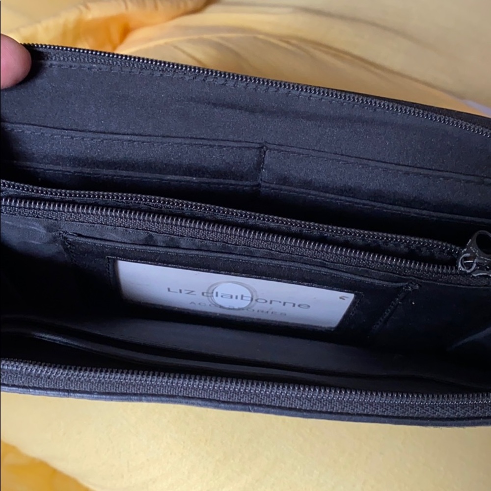 🛑LAST CHANCE🛑LIZ CLAIBORNE Leather Wallet - Picture 5 of 12